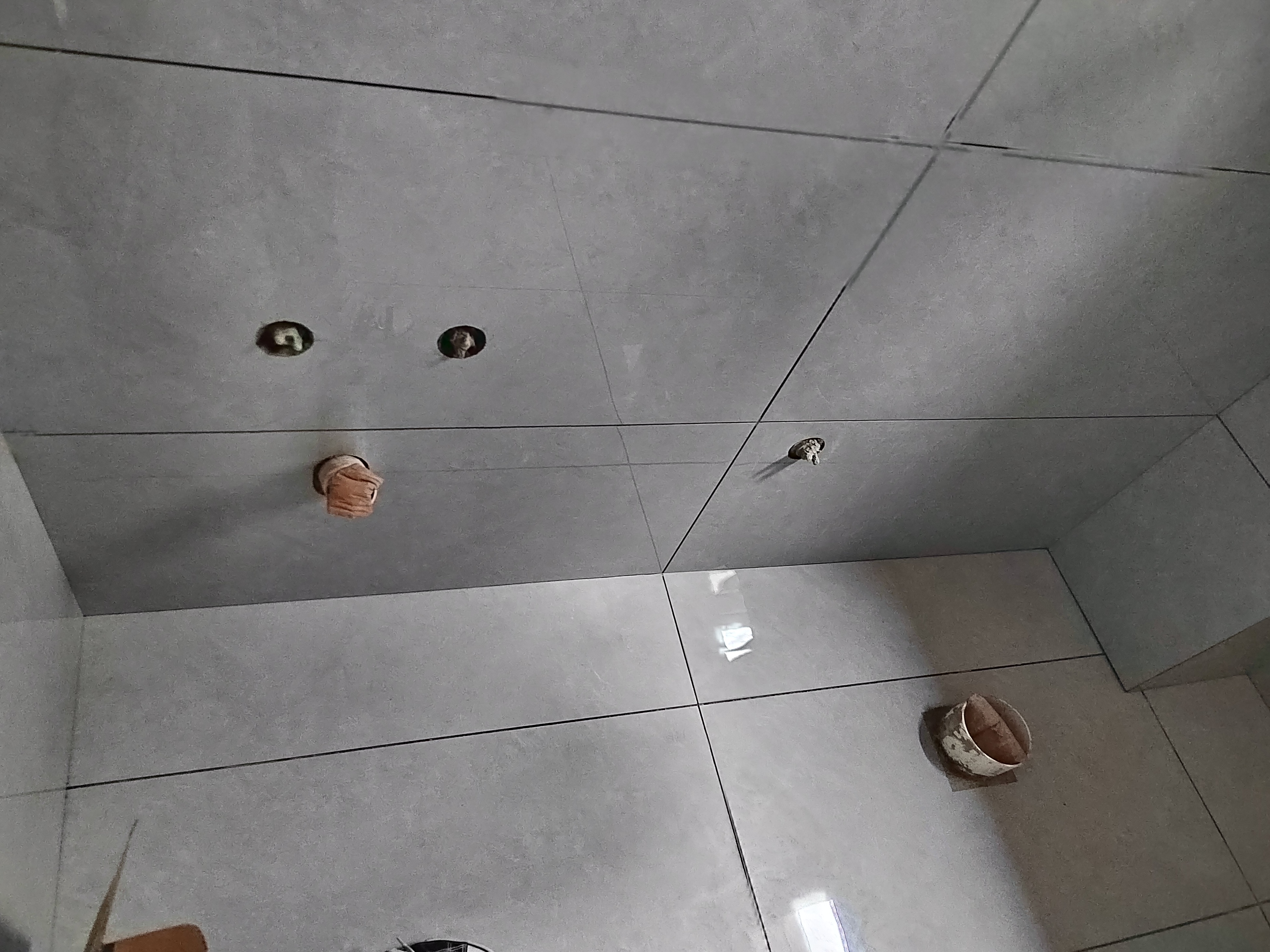 瓷砖没有贴好返工费用谁来出(装修瓷砖没贴好怎么办谁承担责任)